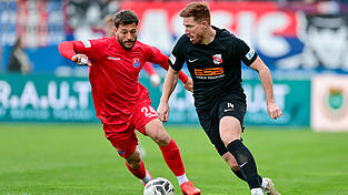 Patrick Choroba (in Schwarz) musste zuletzt mit muskul&auml;ren Problemen vom Feld. Sein Einsatz im Ostbayernderby gegen Vilzing entscheidet sich wohl erst kurzfristig.