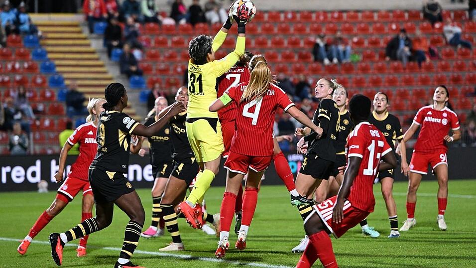 Zwischen Bayern und Manchester ging es umkämpft zur Sache. Zwischen Bayern und Manchester ging es umkämpft zur Sache.