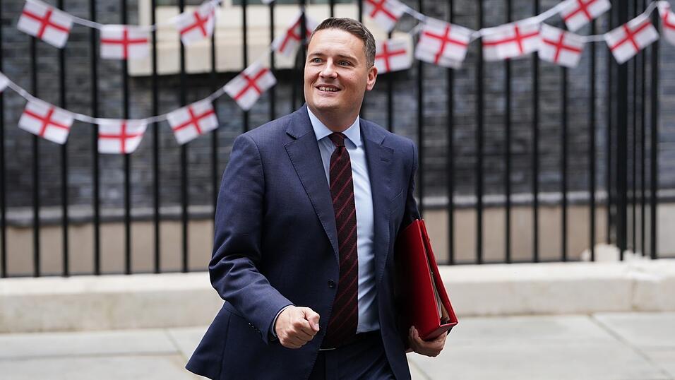 'Der NHS ist kaputt, aber nicht am Ende', sagte Großbritanniens Gesundheitsminister Wes Streeting. Die Labour-Regierung will massiv ins Gesundheitssystem investieren. 'Der NHS ist kaputt, aber nicht am Ende', sagte Großbritanniens Gesundheitsminister Wes Streeting. Die Labour-Regierung will massiv ins Gesundheitssystem investieren.