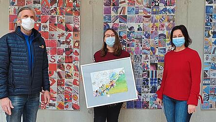 Rotary Präsident Thomas Sagerer gratuliert Victoria Müller von der Conrad-Graf-Preysing-Realschule Plattling (Klasse 10a) zu ihrem Sieg in der Altersstufe IV. Kunstlehrerin Eva Barton freut sich ebenfalls über die Auszeichnung.