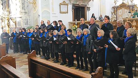 Der Chor auf den Stufen des Hochaltars beim Schlusslied