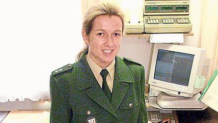 Ein Stück Polizeigeschichte: Kriminaloberkommissarin Annette Lauer steht im Jahr 2000 als erste Inspektionsleiterin bei der bayerischen Polizei in der Einsatzzentrale der Polizeiinspektion Landau. 