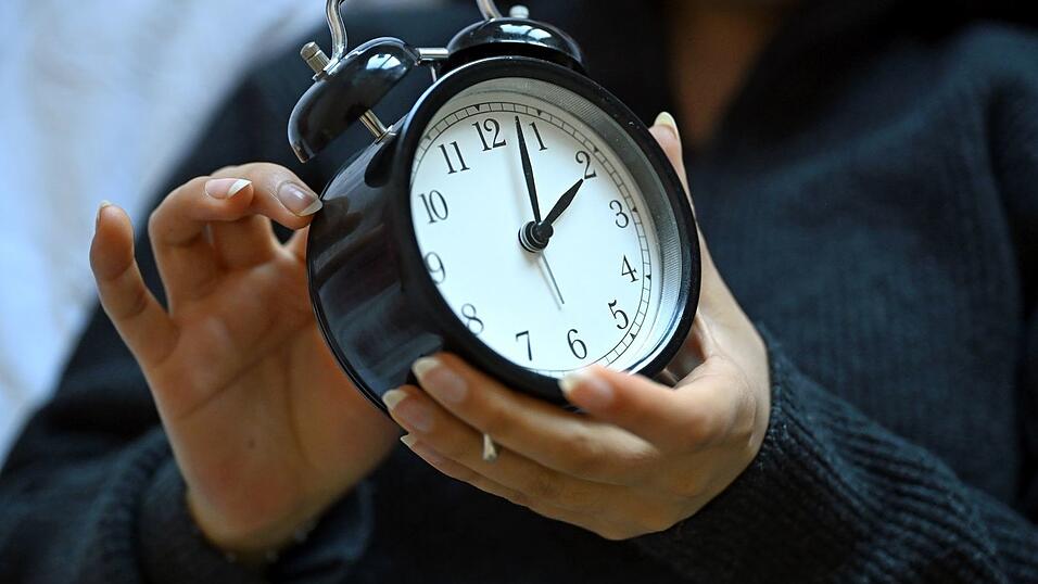 Zweimal im Jahr wird an der Uhr gedreht, im Herbst bringt dies eine Stunde mehr. (Symbolbild) Zweimal im Jahr wird an der Uhr gedreht, im Herbst bringt dies eine Stunde mehr. (Symbolbild)