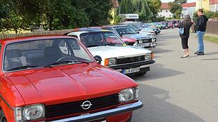 Auto an Auto standen entlang der gesamten Pfatterstraße.