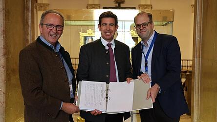 Von links: Christian Blüml, Landtagsabgeordneter Patrick Grossmann und Martin Sendlbeck.