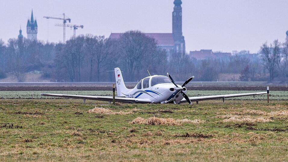 Bei der Notlandung eines Kleinflugzeuges entstand ein Schaden im f&uuml;nfstelligen Bereich.