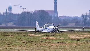 Bei der Notlandung eines Kleinflugzeuges entstand ein Schaden im fünfstelligen Bereich. Bei der Notlandung eines Kleinflugzeuges entstand ein Schaden im fünfstelligen Bereich.