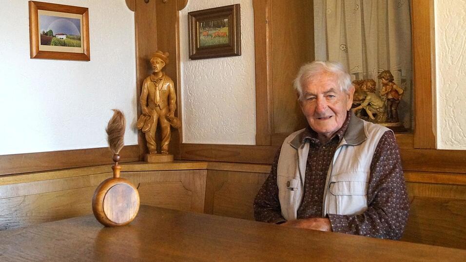 Opa Josef Schillitz sitzt hier am Stammtisch, an dem auch künftig wieder Gemütlichkeit einkehren soll. Regelmäßig montags ist Kartenspielabend.