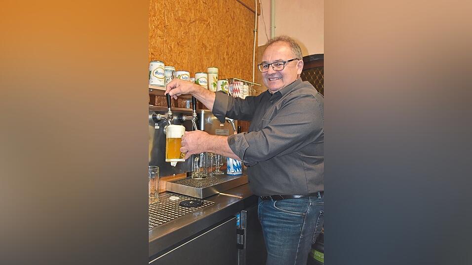 Georg Schmidt am Zapfhahn. Seine hofeigene Brauerei verzeichnet wachsenden Zulauf. Georg Schmidt am Zapfhahn. Seine hofeigene Brauerei verzeichnet wachsenden Zulauf.