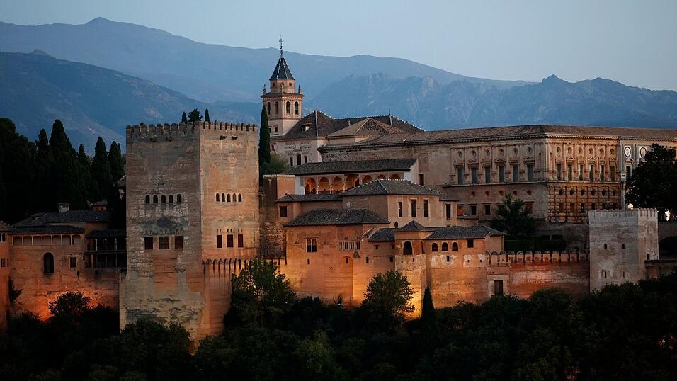 Die Alhambra in Granada gilt als herausragendes Beispiel mittelalterlicher maurischer Architektur in Europa. (Archivbild) Die Alhambra in Granada gilt als herausragendes Beispiel mittelalterlicher maurischer Architektur in Europa. (Archivbild)