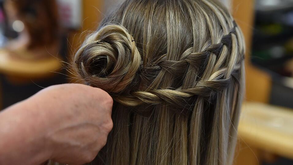Diese Frisur lässt sich auch beliebig erweitern. Einfach die Strähnen, die man vorher fallen gelassen hat, zu einem weiteren 'Wasserfall' bis zum Dutt flechten. Diese Frisur lässt sich auch beliebig erweitern. Einfach die Strähnen, die man vorher fallen gelassen hat, zu einem weiteren 'Wasserfall' bis zum Dutt flechten.
