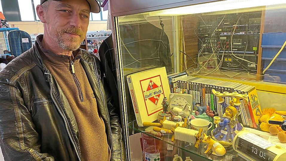 Der Vintage-Radio-Wecker oder die Industrie-Stopp-Uhr, besondere Einzelstücke stellt Standortleiter Christian Vater nun bei Ebay-Kleinanzeigen ein, als Werbung für den 'Hab & Gut'-Gebrauchtwarenladen in Rottenburg. Der Vintage-Radio-Wecker oder die Industrie-Stopp-Uhr, besondere Einzelstücke stellt Standortleiter Christian Vater nun bei Ebay-Kleinanzeigen ein, als Werbung für den 'Hab & Gut'-Gebrauchtwarenladen in Rottenburg.