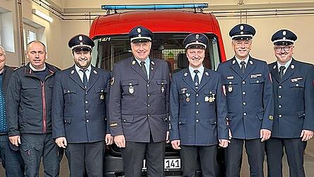 Die Ehreng&auml;ste vorm neuen Fahrzeug: B&uuml;rgermeister Sandro Bauer, Ehrenkommandant der FFW Furth im Wald, Christian Scheuer, der Further Kommandant Franz Stoiber, der Vorsitzende der FFW Daberg, Andreas Hierstetter, Kreisbrandrat Michael Stahl, Dabergs Kommandant Alexander Sp&auml;th, die Kreisbrandmeister Markus Hierstetter und Michael Gutscher sowie Stadtpfarrer Karl-Heinz Seidl (von links).