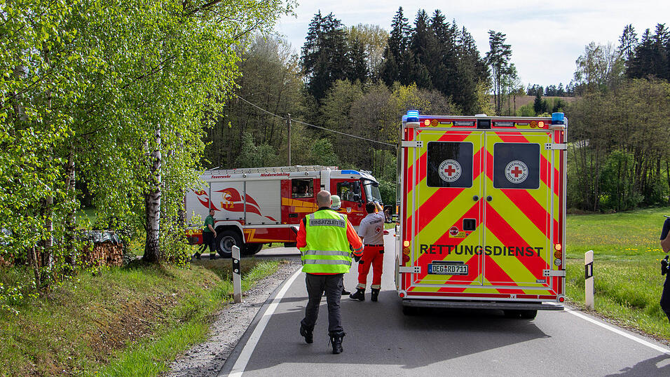Die Kreisstraße war knapp zwei Stundem gesperrt, der Verkehr wurde örtlich umgeleitet. Die Kreisstraße war knapp zwei Stundem gesperrt, der Verkehr wurde örtlich umgeleitet.