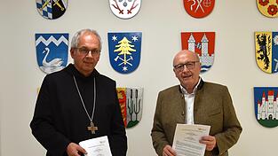 Abt Markus Eller (links) und Landrat Martin Neumeyer mit der frisch unterzeichneten Nutzungsvereinbarung.