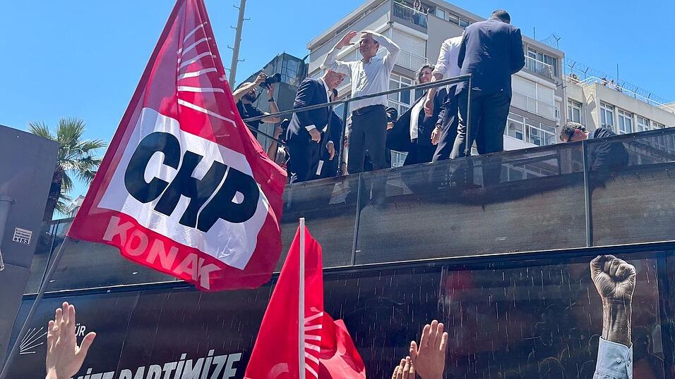 Der abgesetzte Oppositionschef erfährt große Unterstützung in Izmir. Der abgesetzte Oppositionschef erfährt große Unterstützung in Izmir.