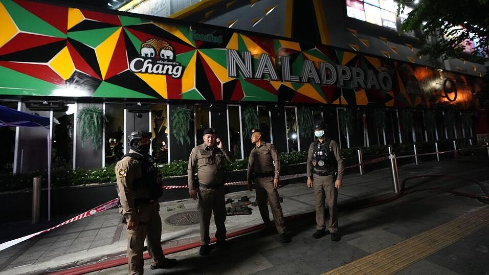 Das Bierlokal liegt in der Nähe des bekannten Chatuchak-Marktes. Das Bierlokal liegt in der Nähe des bekannten Chatuchak-Marktes.