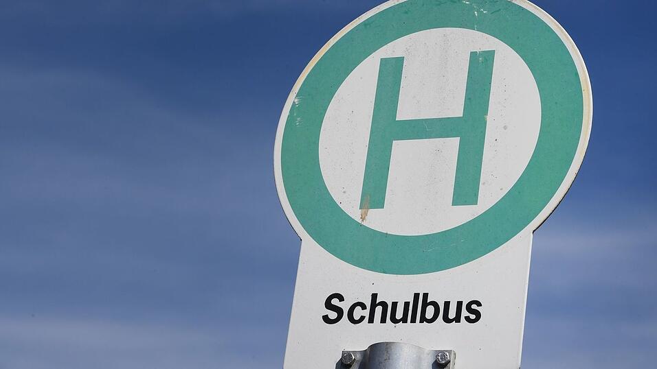 Drei Scheiben wurden an dem Schulbus besch&auml;digt. (Symbolbild)
