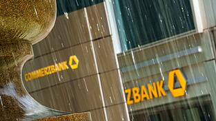 Seit fast zwei Jahren wehrt sich die Commerzbank gegen eine Übernahme. (Archivbild) Seit fast zwei Jahren wehrt sich die Commerzbank gegen eine Übernahme. (Archivbild)
