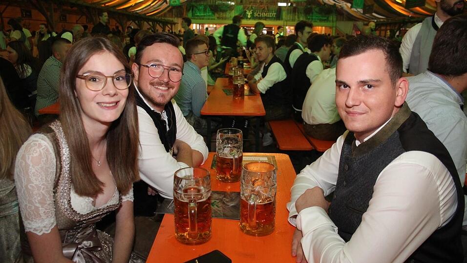 Auch am Samstagabend strömten viele Landshuter zur Dult. Auch am Samstagabend strömten viele Landshuter zur Dult.