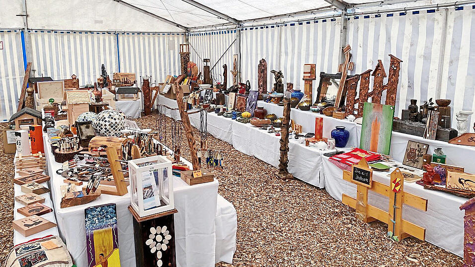Der neue Herbstmarkt der JVA findet an diesem Kirchweih-Wochenende, 18. und 19. Oktober, auf dem Gelände des offenen Vollzugs beim Sportheim der Anstalt statt. Der neue Herbstmarkt der JVA findet an diesem Kirchweih-Wochenende, 18. und 19. Oktober, auf dem Gelände des offenen Vollzugs beim Sportheim der Anstalt statt.