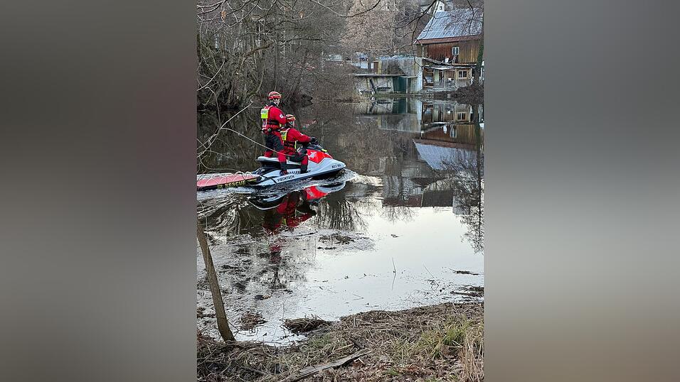 Die Einsatzkr&auml;fte suchten bis in die Abendstunden nach dem Mann.