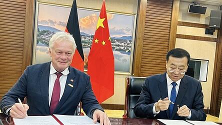 Bundeslandwirtschaftsminister Alois Rainer (CSU) unterzeichnet w&auml;hrend seiner China-Reise eine Vereinbarung mit seinem chinesischen Amtskollegen. Deutsche Lebensmittelhersteller hoffen nun auf bessere Marktchancen.