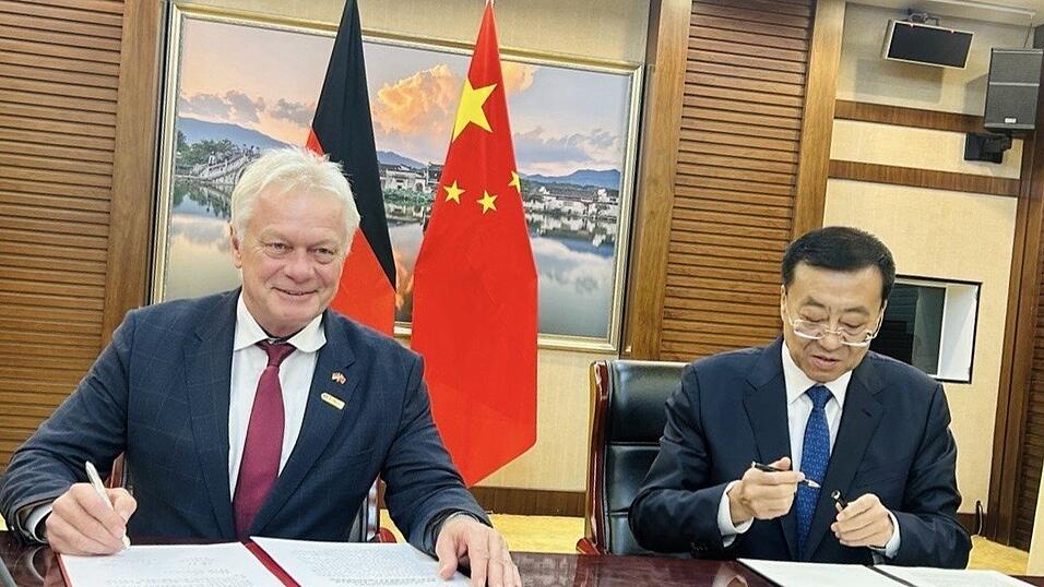 Bundeslandwirtschaftsminister Alois Rainer (CSU) unterzeichnet w&auml;hrend seiner China-Reise eine Vereinbarung mit seinem chinesischen Amtskollegen. Deutsche Lebensmittelhersteller hoffen nun auf bessere Marktchancen.