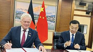 Bundeslandwirtschaftsminister Alois Rainer (CSU) unterzeichnet w&auml;hrend seiner China-Reise eine Vereinbarung mit seinem chinesischen Amtskollegen. Deutsche Lebensmittelhersteller hoffen nun auf bessere Marktchancen.