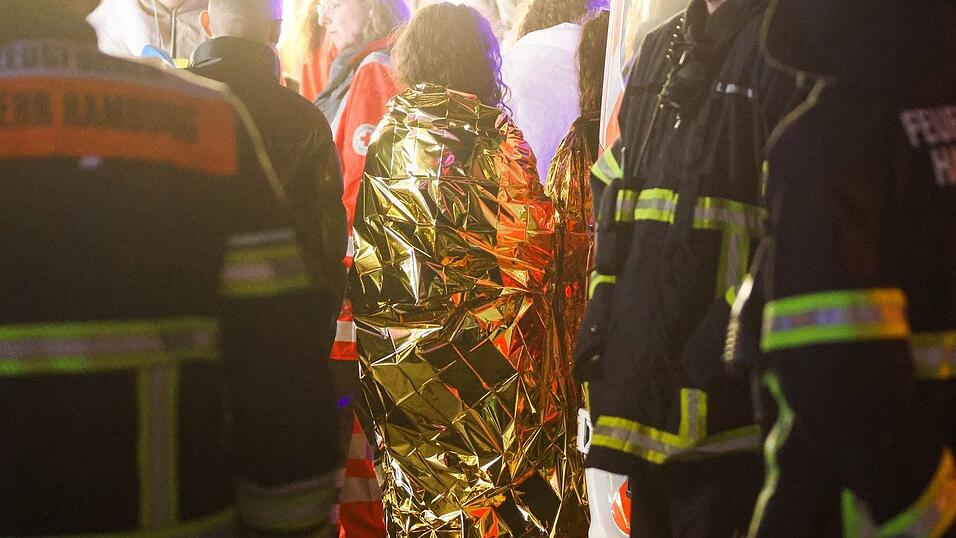 Insgesamt 23 Menschen hatten über Stunden in dem Fahrgeschäft ausharren müssen. Insgesamt 23 Menschen hatten über Stunden in dem Fahrgeschäft ausharren müssen.