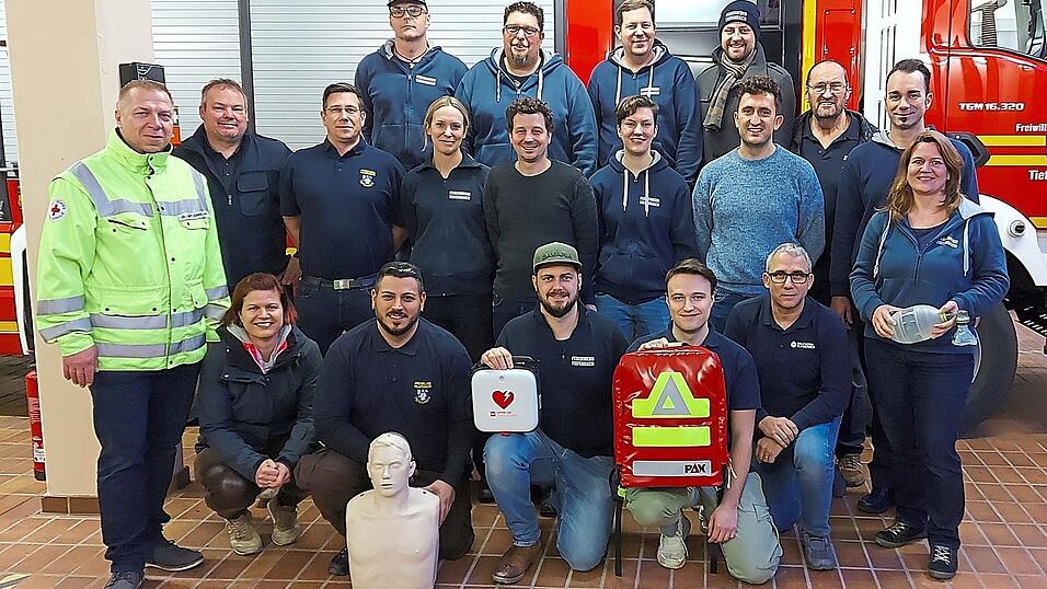 Der &Auml;rztliche Leiter Rettungsdienst, J&uuml;rgen K&ouml;niger (l.), wies die Aktiven der Feuerwehr Tiefenbach im Umgang mit dem Defibrillator ein.