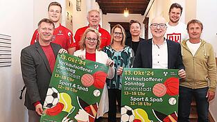 Stellten das Sportprogramm für den verkaufsoffenen Sonntag am 13. Oktober vor: (von links) Michael Bragulla, Sachgebietsleiter Marketing und Tourismus, Paul Siegl und Ulrike Aigner (beide TG Landshut), Gerd Aufleger (Team Bananenflanke), Daniela Hame (TSV Auloh), die städtische Sportbeauftragte Sabrina Högl, Oberbürgermeister Alexander Putz, Kamil Omozik (Black Knights) und Ludwig Heilmeier (Post SV Landshut)