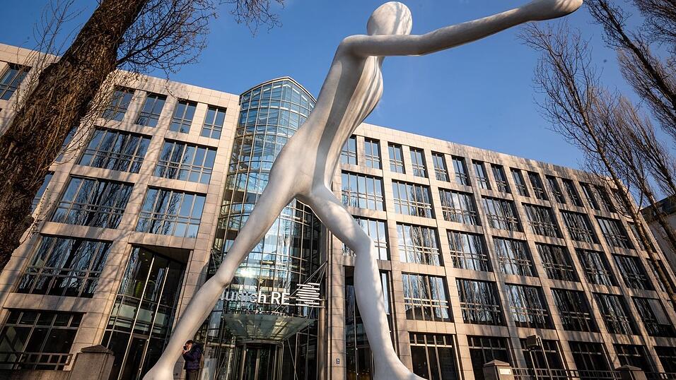 Die Skulptur &laquo;Walking Man&raquo; vor einem Verwaltungsgeb&auml;ude der Munich Re. F&uuml;r den Dax-Konzern liefen die Gesch&auml;fte im ersten Quartal erfreulich. (Symbolbild)