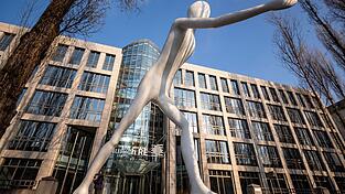 Die Skulptur &laquo;Walking Man&raquo; vor einem Verwaltungsgeb&auml;ude der Munich Re. F&uuml;r den Dax-Konzern liefen die Gesch&auml;fte im ersten Quartal erfreulich. (Symbolbild)