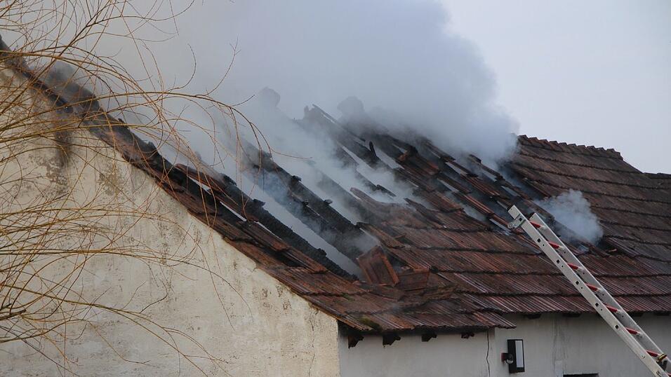 In Thumhausen bei Nittendorf fing eine Scheune Feuer.
