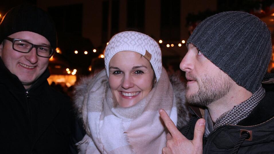 Auch am Samstag, 15. Dezember, strömten wieder etliche Besucher aus Landshut und Umgebung zur Weihnachtspyramide am Alten Viehmarkt. Auch am Samstag, 15. Dezember, strömten wieder etliche Besucher aus Landshut und Umgebung zur Weihnachtspyramide am Alten Viehmarkt.