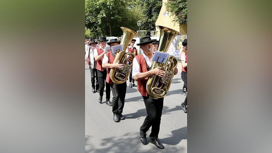 ... sorgte für passende Marschmusik. ... sorgte für passende Marschmusik.