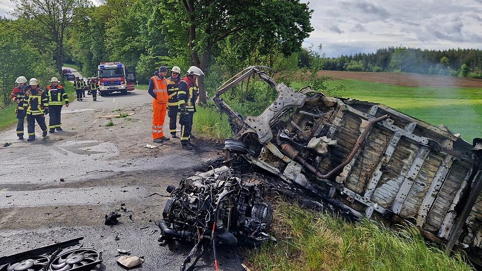 Der Transporter brannte komplett aus.