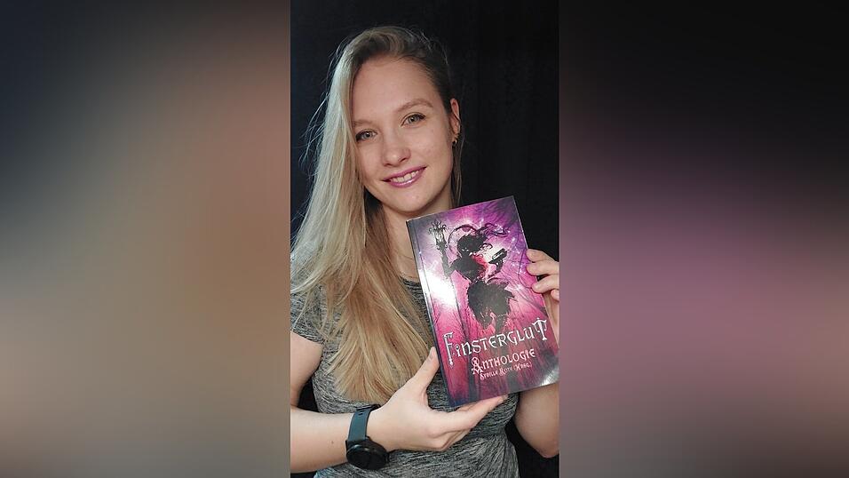Am 7. Oktober ist die Fantasy-Anthologie 'Finsterglut' erschienen, zu der Nadine Koch mit einer Kurzgeschichte und auch illustratorisch beigetragen hat. Zu beziehen ist die Sammlung von Texten verschiedener Autoren als Buch oder E-Book auf Amazon.
