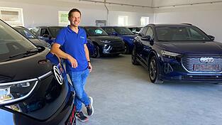 Markus Leitner verkauft unterschiedliche Fabrikate von E-Autos. Lange stehen sie beim ihm in der Regel nicht in der Halle, das Geschäft läuft gut.