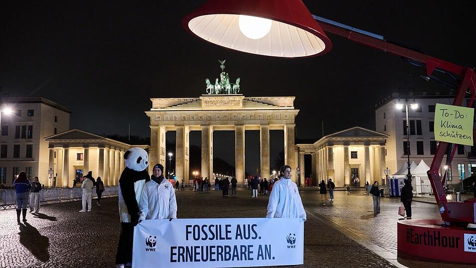 Auch am Brandenburger Tor gingen die Lichter aus. Der WWF wirbt auch daf&uuml;r, privat Energie zu sparen. Daher wurde eine &uuml;bergro&szlig;e Schreibtischlampe aufgebaut und ausgemacht.