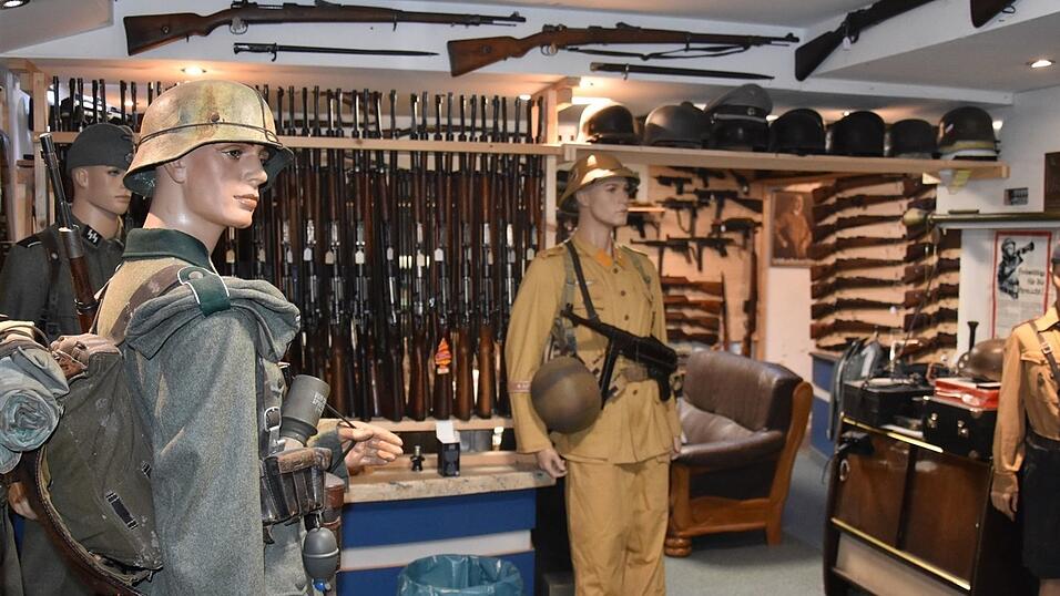Das geheime Waffenarsenal lag hinter einer Art privatem Waffenmuseum mit Geheimtüren, versteckten Räumen und verborgenen Schließmechanismen. (Archivbild) Das geheime Waffenarsenal lag hinter einer Art privatem Waffenmuseum mit Geheimtüren, versteckten Räumen und verborgenen Schließmechanismen. (Archivbild)
