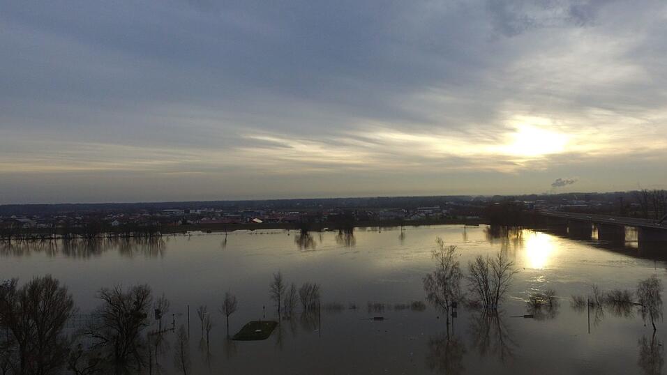 In Deggendorf ist die Lage am Sonntag noch angespannt.