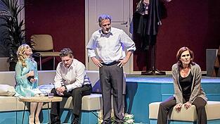 Honey (Ella Schulz, von links) und Nick (David Lindermeier) geraten in den heftigen Ehekampf von George (Olaf Sch&uuml;rmann) und Martha (Antonia Reidel). Foto: Peter Litvai / &copy; Landestheater Niederbayern