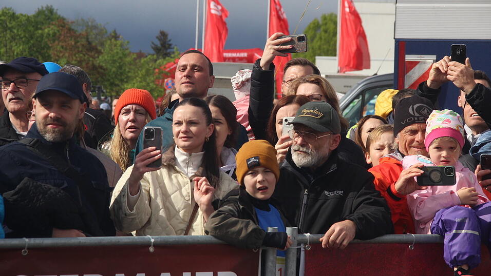 Nasskaltes Aprilwetter lässt die jungen Straubinger Läufer kalt.