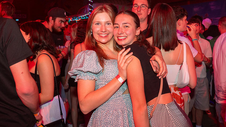 Die besten Bilder vom Samstag zeigen Tanzen und jede Menge Spaß. Die besten Bilder vom Samstag zeigen Tanzen und jede Menge Spaß.