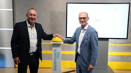 Wirtschaftsminister Hubert Aiwanger (l.) und der Vorstandsvorsitzende des Bayernwerks, Egon Leo Westphal, drücken gemeinsam den Startknopf, der das neue SNAP-Tool freigibt.