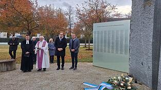 Stilles Gedenken nach der Kranzniederlegung. Stilles Gedenken nach der Kranzniederlegung.