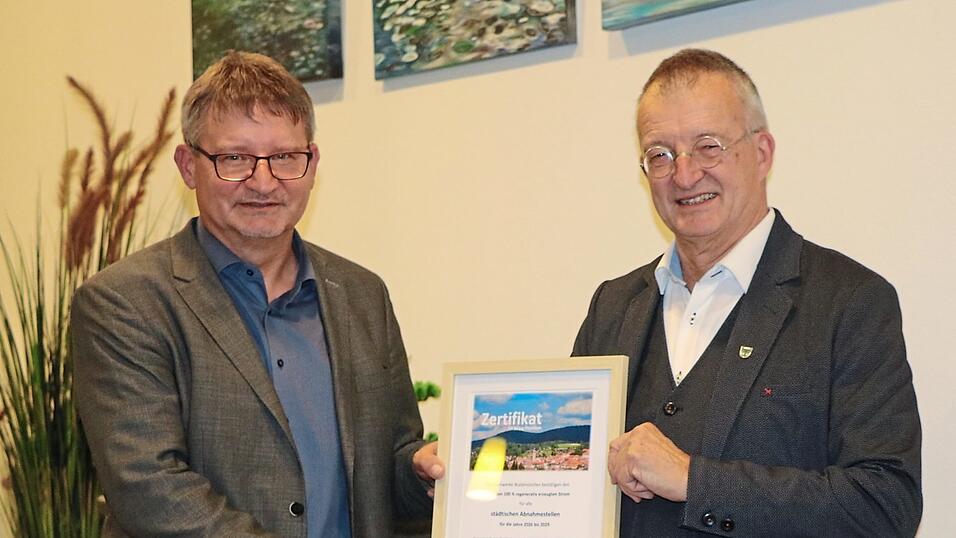 Das entsprechende Zertifikat, dass der Ökostrom ausschließlich aus regenerativen Energiequellen kommt, hat Stadtwerkeleiter Stefan Höcherl (links) an Bürgermeister Markus Ackermann übergeben. Das entsprechende Zertifikat, dass der Ökostrom ausschließlich aus regenerativen Energiequellen kommt, hat Stadtwerkeleiter Stefan Höcherl (links) an Bürgermeister Markus Ackermann übergeben.