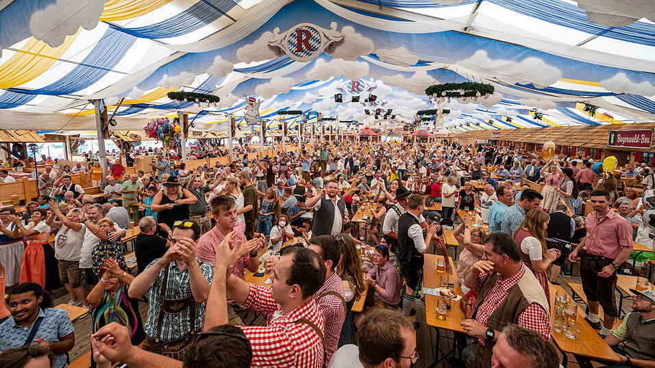 Auch heuer laden die zahlreichen Kapellen und Bands wieder zum Feiern, Schunkeln und Ansto&szlig;en ein. (Symbolbild)